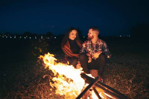 ensaio-prewedding-pre-wedding-casal-casamento-natureza-com cavalo-fogueira-noturno-cinematografico-cinema-romantico-romance-urbano'