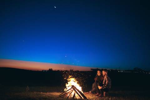 ensaio-prewedding-pre-wedding-casal-casamento-natureza-com cavalo-fogueira-noturno-cinematografico-cinema-romantico-romance-urbano'