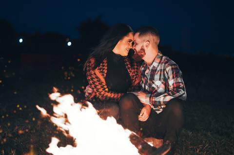 ensaio-prewedding-pre-wedding-casal-casamento-natureza-com cavalo-fogueira-noturno-cinematografico-cinema-romantico-romance-urbano'