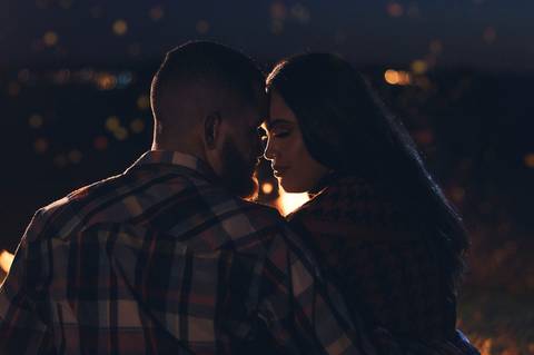 ensaio-prewedding-pre-wedding-casal-casamento-natureza-com cavalo-fogueira-noturno-cinematografico-cinema-romantico-romance-urbano'