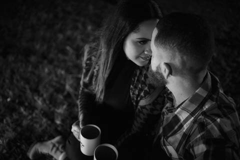 ensaio-prewedding-pre-wedding-casal-casamento-natureza-com cavalo-fogueira-noturno-cinematografico-cinema-romantico-romance-urbano'