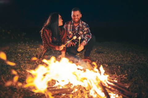 ensaio-prewedding-pre-wedding-casal-casamento-natureza-com cavalo-fogueira-noturno-cinematografico-cinema-romantico-romance-urbano'