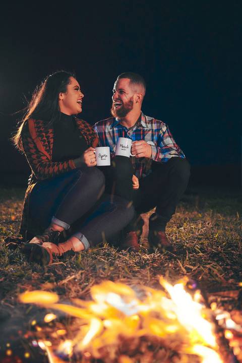 ensaio-prewedding-pre-wedding-casal-casamento-natureza-com cavalo-fogueira-noturno-cinematografico-cinema-romantico-romance-urbano'