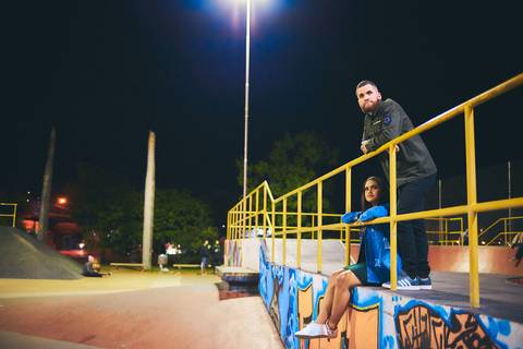 ensaio-prewedding-pre-wedding-casal-casamento-natureza-com cavalo-fogueira-noturno-cinematografico-cinema-romantico-romance-urbano'