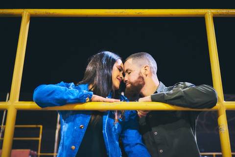 ensaio-prewedding-pre-wedding-casal-casamento-natureza-com cavalo-fogueira-noturno-cinematografico-cinema-romantico-romance-urbano'