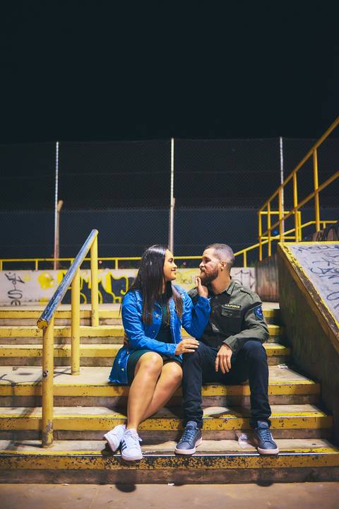 ensaio-prewedding-pre-wedding-casal-casamento-natureza-com cavalo-fogueira-noturno-cinematografico-cinema-romantico-romance-urbano'