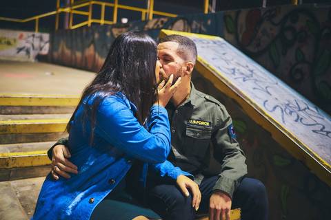 ensaio-prewedding-pre-wedding-casal-casamento-natureza-com cavalo-fogueira-noturno-cinematografico-cinema-romantico-romance-urbano'