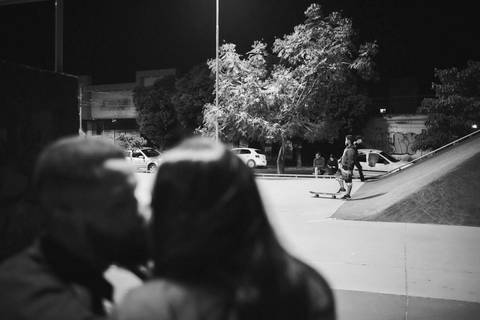 ensaio-prewedding-pre-wedding-casal-casamento-natureza-com cavalo-fogueira-noturno-cinematografico-cinema-romantico-romance-urbano'