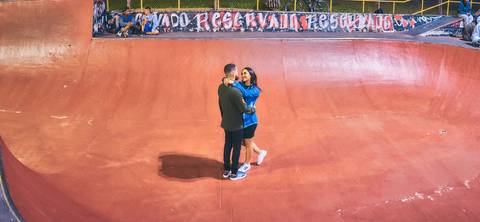 ensaio-prewedding-pre-wedding-casal-casamento-natureza-com cavalo-fogueira-noturno-cinematografico-cinema-romantico-romance-urbano'