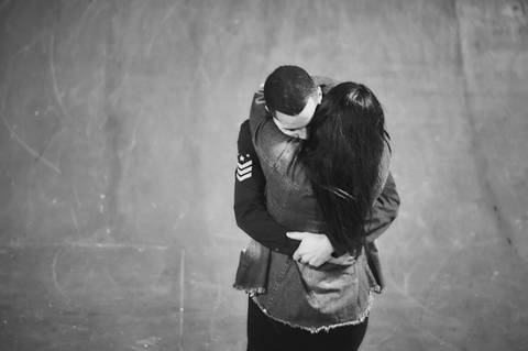 ensaio-prewedding-pre-wedding-casal-casamento-natureza-com cavalo-fogueira-noturno-cinematografico-cinema-romantico-romance-urbano'