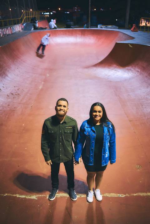 ensaio-prewedding-pre-wedding-casal-casamento-natureza-com cavalo-fogueira-noturno-cinematografico-cinema-romantico-romance-urbano'
