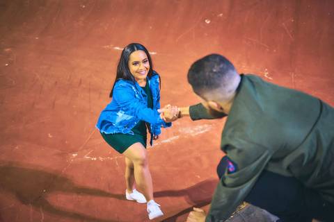 ensaio-prewedding-pre-wedding-casal-casamento-natureza-com cavalo-fogueira-noturno-cinematografico-cinema-romantico-romance-urbano'