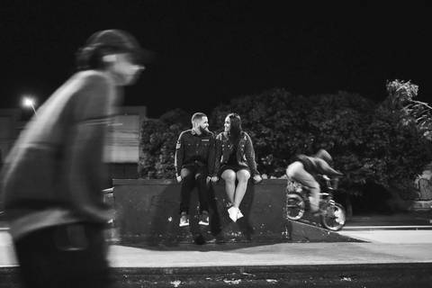 ensaio-prewedding-pre-wedding-casal-casamento-natureza-com cavalo-fogueira-noturno-cinematografico-cinema-romantico-romance-urbano'