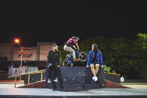ensaio-prewedding-pre-wedding-casal-casamento-natureza-com cavalo-fogueira-noturno-cinematografico-cinema-romantico-romance-urbano'