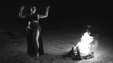ensaio-noturno-fotografico-danca do ventre-bellydance-fogueira-artistico-feminino-tribal-com espada'