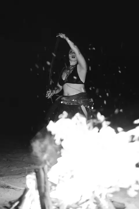 ensaio-noturno-fotografico-danca do ventre-bellydance-fogueira-artistico-feminino-tribal-com espada'