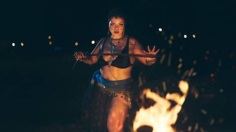 ensaio-noturno-fotografico-danca do ventre-bellydance-fogueira-artistico-feminino-tribal-com espada'