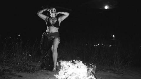 ensaio-noturno-fotografico-danca do ventre-bellydance-fogueira-artistico-feminino-tribal-com espada'