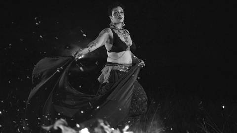ensaio-noturno-fotografico-danca do ventre-bellydance-fogueira-artistico-feminino-tribal-com espada'