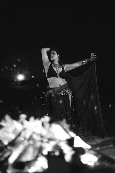 ensaio-noturno-fotografico-danca do ventre-bellydance-fogueira-artistico-feminino-tribal-com espada'