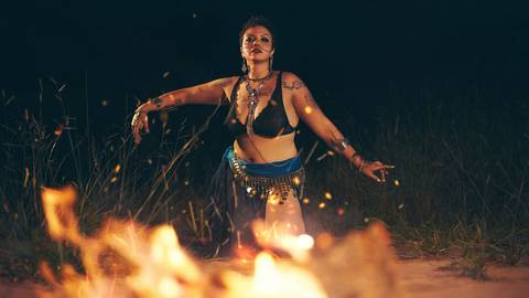 ensaio-noturno-fotografico-danca do ventre-bellydance-fogueira-artistico-feminino-tribal-com espada'