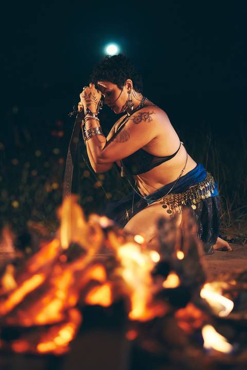 ensaio-noturno-fotografico-danca do ventre-bellydance-fogueira-artistico-feminino-tribal-com espada'