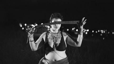 ensaio-noturno-fotografico-danca do ventre-bellydance-fogueira-artistico-feminino-tribal-com espada'