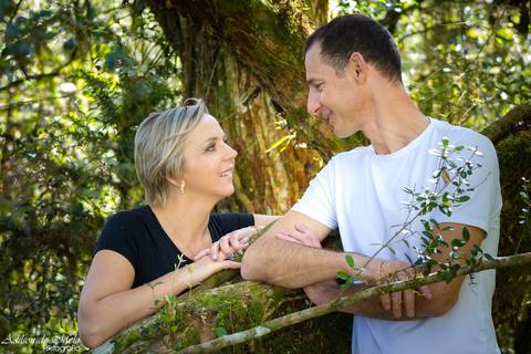 Ensaio Pre Wedding em Cambará do Sul, noivo e noiva se olhando'