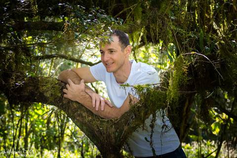 Ensaio Pre Wedding em Cambará do Sul, noivo observando'