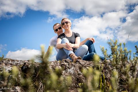 Ensaio Pre Wedding em Cambará do Sul, casal sentado'