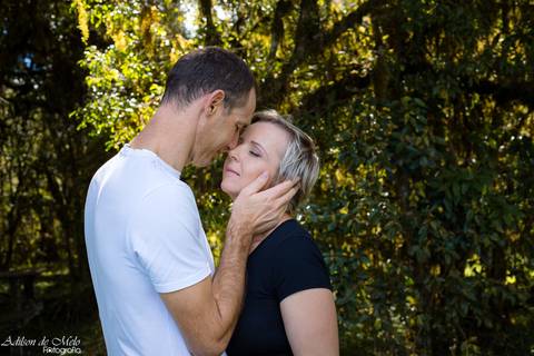 Ensaio Pre Wedding em Cambará do Sul, casal trocando carinhos'