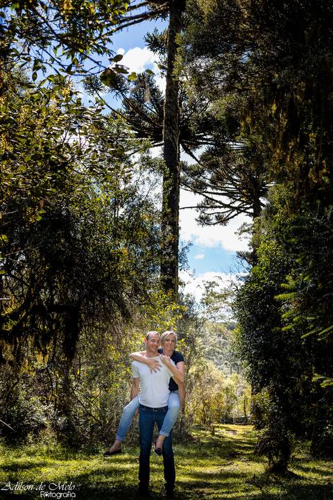 Ensaio Pre Wedding em Cambará do Sul, nas costas do noivo'