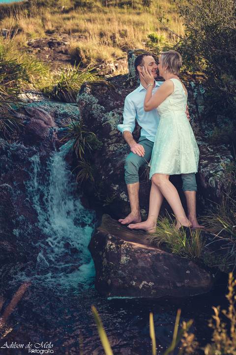Ensaio Pre Wedding em Cambará do Sul, noivos no canion fortaleza sentados na cachoeira'