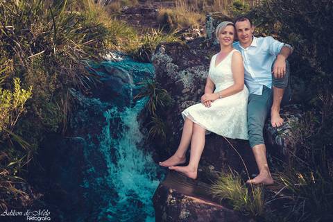 Ensaio Pre Wedding em Cambará do Sul, noivos no canion fortaleza, na cachoeira olhando'