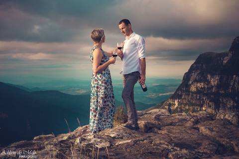 Ensaio Pre Wedding em Cambará do Sul, noivos no canion fortaleza, tomando vinho'