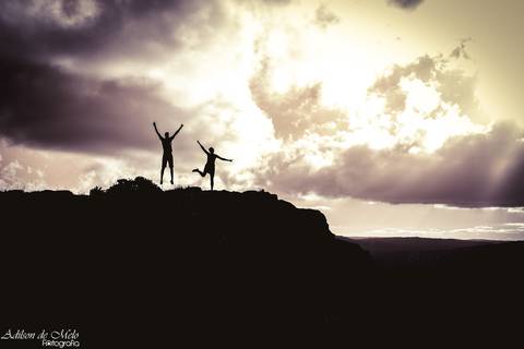 Ensaio Pre Wedding em Cambará do Sul, noivos no canion fortaleza saltando.'