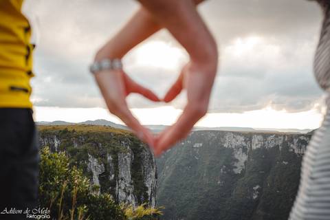Ensaio Pre Wedding em Cambará do Sul, noivos no canion fortaleza fazendo coração.'