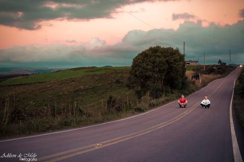 Ensaio Pre Wedding em Cambará do Sul, noivos no asfalto.'