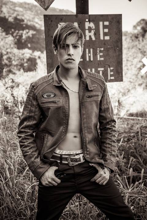 ensaio de individual na frente da placa olhe e escute clicado pelo fotógrafo Adilson de Melo na cidade Santa Tereza/RS'