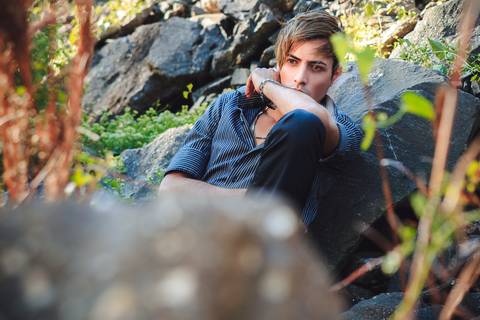 ensaio de individual na rochas clicado pelo fotógrafo Adilson de Melo na cidade Santa Tereza/RS'