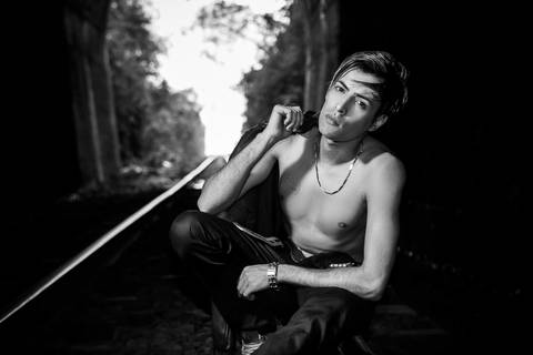 ensaio de individual dentro do túnel clicado pelo fotógrafo Adilson de Melo na cidade Santa Tereza/RS'