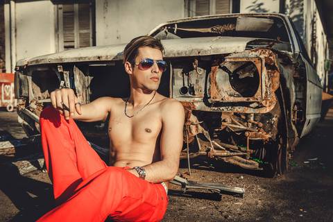 Ensaio de individual ao lado de um ferro velho em Santa Tereza/RS clicado pelo fotógrafo Adilson de Melo'