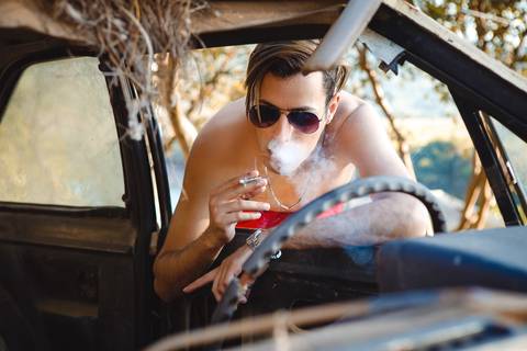 Ensaio de individual perto de uma sucata de carro em Santa Tereza/RS clicado pelo fotógrafo Adilson de Melo'