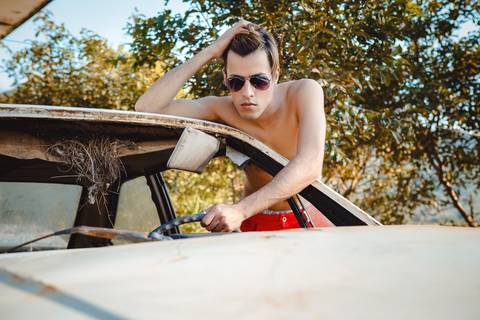 Ensaio de individual ao lado de uma lata velha em Santa Tereza/RS clicado pelo fotógrafo Adilson de Melo'