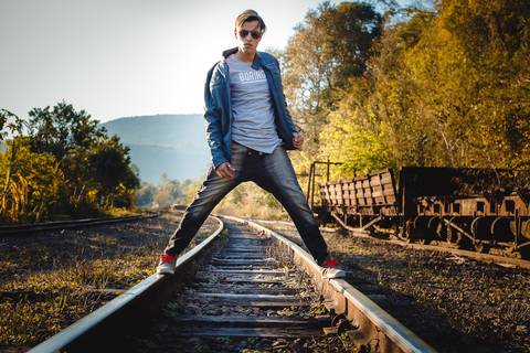 Ensaio de individual nos trilhos do trem em Santa Tereza/RS clicado pelo fotógrafo Adilson de Melo'