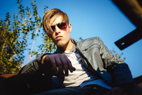 Fotografia em cima dovagão velho, do ensaio individual realizado em Santa Tereza/RS pelo fotógrafo de ensaio individual Adilson de Melo'