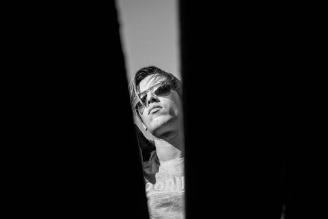 Fotografia em cima do trem velho, do ensaio individual realizado em Santa Tereza/RS pelo fotógrafo de ensaio individual Adilson de Melo'