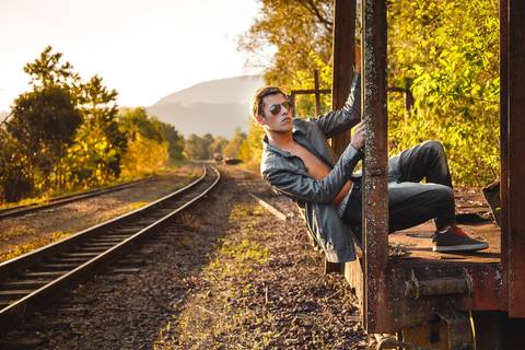 Click realizado cima do vagão velho, do ensaio individual realizado em Santa Tereza/RS pelo fotógrafo de ensaio individual Adilson de Melo'