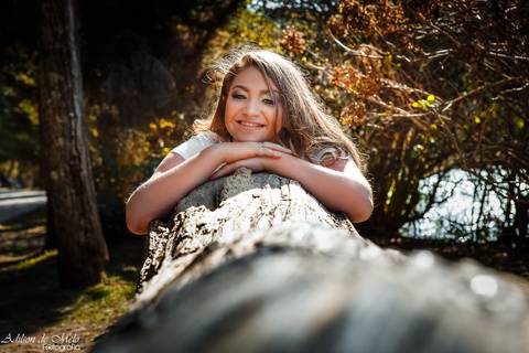 Ensaio de 15 anos em Gramado/RS clicado na madeira do lago pelo fotógrafo Adilson de Melo'
