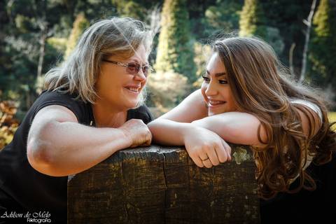 Ensaio de 15 anos em Gramado/RS clicado tronco do lago negro pelo fotógrafo Adilson de Melo'